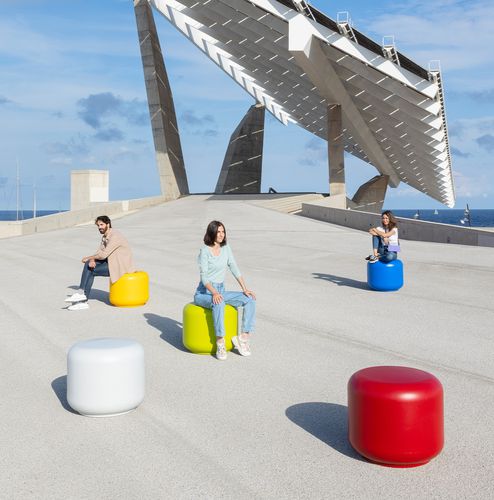 Tabouret contemporain - STUL - Escofet - en polyéthylène / avec piètement en polyéthylène / pivotant