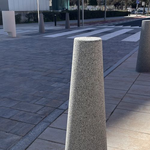 Borne en béton - TWIST - Escofet - haute / avec LED intégrées / durable