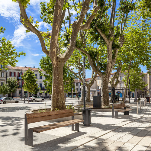 Banc public contemporain - MOOK series - Escofet - en métal / en bois / avec dossier