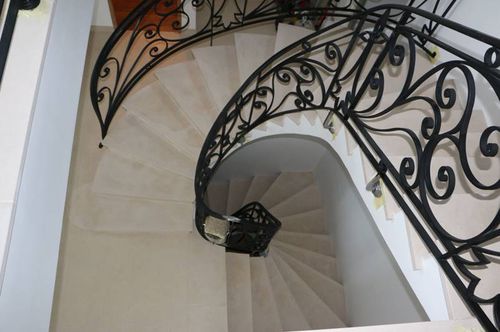 Escalier en colimaçon - MOLEANOS GASCOGNE BEGE - LUSOROCHAS NATURAL STONE - à marches en marbre / en béton / résidentiel