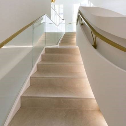 Escalier droit - MOLEANOS - LUSOROCHAS NATURAL STONE - à marches en marbre / contemporain / avec contremarche