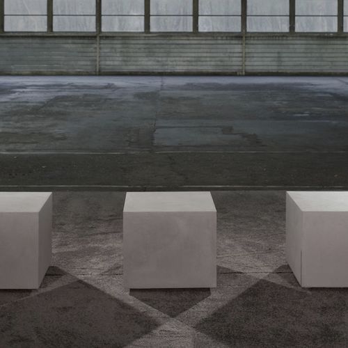 Table basse contemporaine - CUBO - TRISS - en béton / carrée / à roulettes