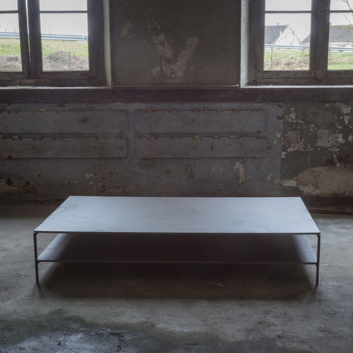Table basse contemporaine - SNELLA - TRISS - en acier laqué / en ardoise / en béton