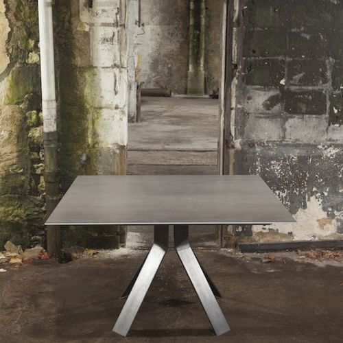 Table à manger contemporaine - VITTORIA  - TRISS - en acier / en céramique / en béton