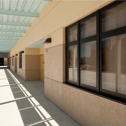 Fenêtre en aluminium - SERIES 2600 (NON-THERMAL) | SERIES 2700 (THERMAL) - EFCO - battante / pour bâtiment tertiaire