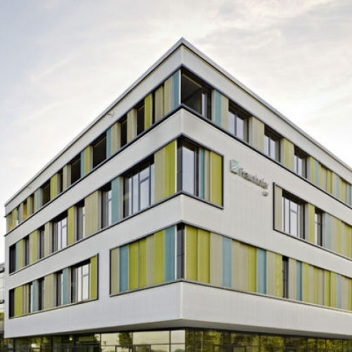 Bardage en grille - TENSEO FRONTSIDE 371  - Serge Ferrari ARCHITECTURE - en membrane textile / en composite / vertical