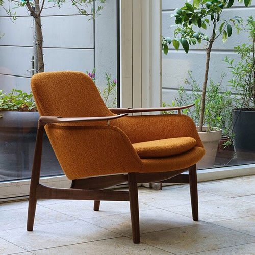 Fauteuil contemporain - FJ 53 - Triode Design - en tissu / en bois / tapissé