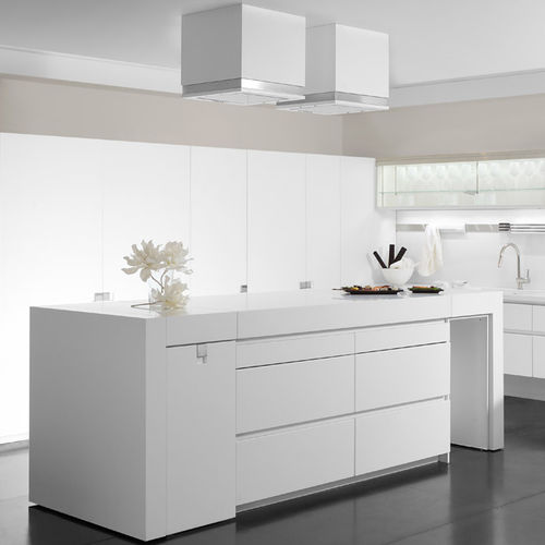 Cuisine contemporaine - ESSENTIAL QUADRA  - TONCELLI - en placage de bois / en Corian® / avec îlot