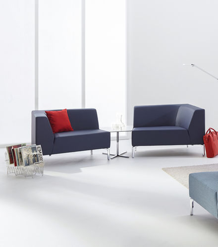 Table basse contemporaine - TANGRAMIS5 - Interstuhl Büromöbel GmbH & Co. KG - en bois / avec piètement en métal / trapézoïdale