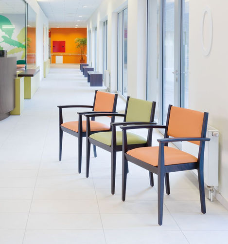Chaise visiteur contemporaine - Luca - Kusch & Co - d'intérieur / en tissu / avec piètement en hêtre