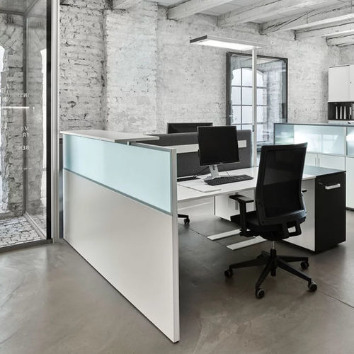 Séparateur de bureau au sol - RV  - Bene GmbH - sur bureau / en tissu acoustique / en verre