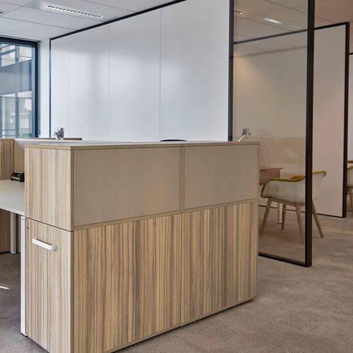 Armoire de classement basse - CUBE_S BOX - Bene GmbH - en mélaminé / en verre / à portes coulissantes