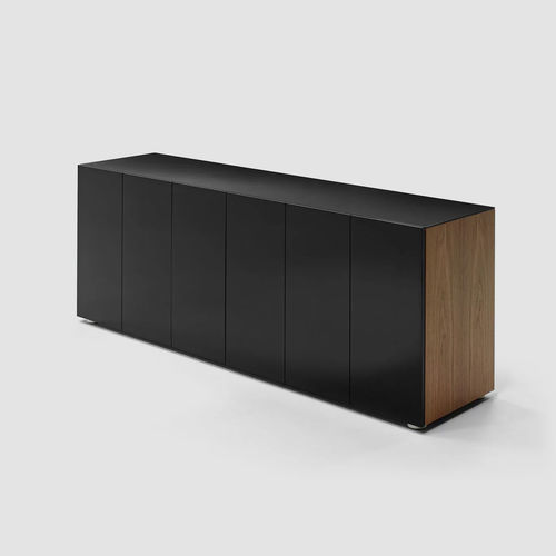 Armoire de classement basse - P2 STAURAUM - Bene GmbH - en placage de bois / en aluminium / en verre