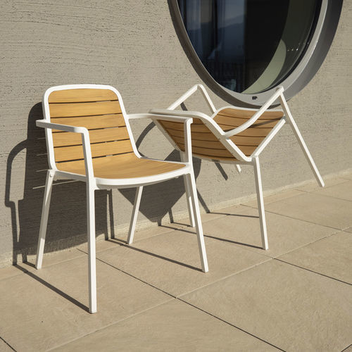 Fauteuil contemporain - NIDA  - DRIGANI SRL - en teck / aluminium / empilable