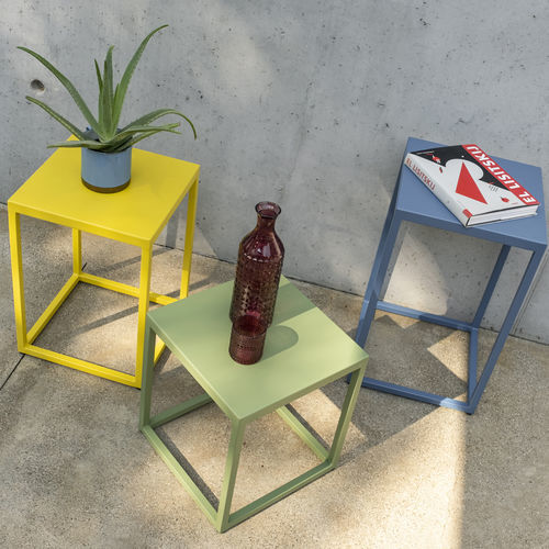 Table d'appoint contemporaine - GIN - DRIGANI SRL - en tôle / avec piètement en métal peint / carrée
