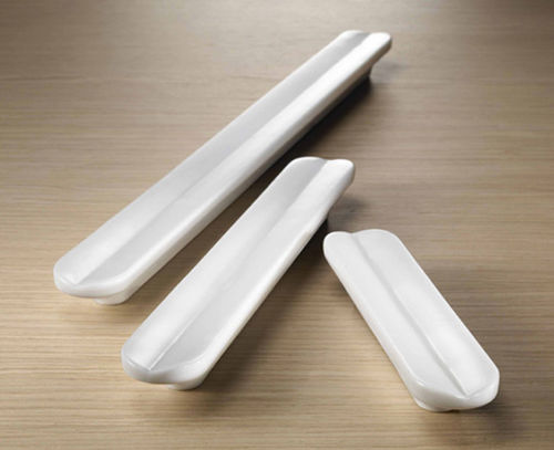 Poignée de meuble en porcelaine - RIFT  - PAMAR - par Pierre Charpin