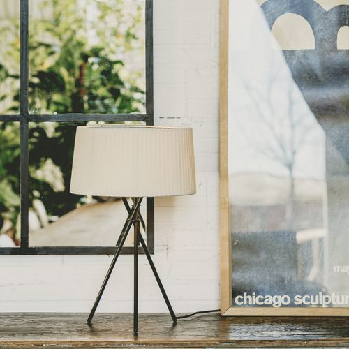 Lampe de table - TRÍPODE  - Santa & Cole - sur pied / en métal / en tissu