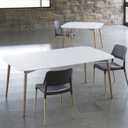 Table contemporaine - BELLOCH - Santa & Cole - en stratifié / avec piètement en métal / avec piètement en hêtre