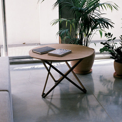 Table basse contemporaine - SUBEYBAJA - Santa & Cole - en chêne / avec piètement en bois / ronde
