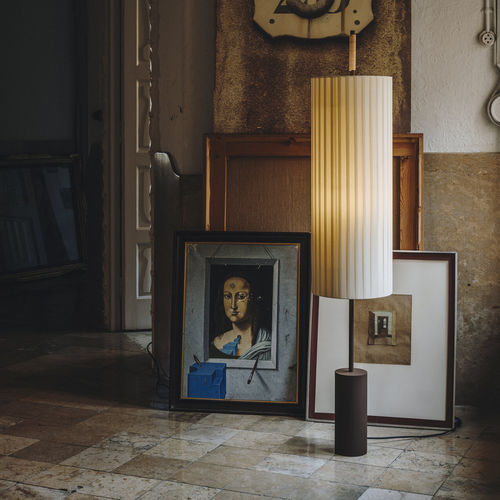 Lampe sur pied - DÓRICA - Santa & Cole - en métal / en tissu / en cuir