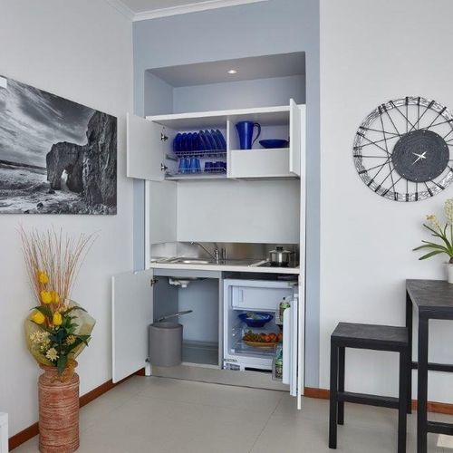 Kitchenette petite - MOBILSPAZIO S.r.l - en bois laqué / avec électroménager intégré / avec plaque de cuisson