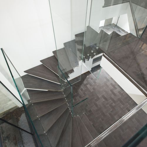 Escalier demi-tournant - MISTRAL WINDER - Siller Stairs - à marches en chêne / structure en verre / résidentiel