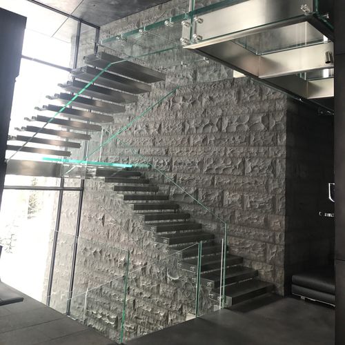 Escalier demi-tournant - MONTANA - Siller Stairs - à marches en acier inox / structure en verre / résidentiel