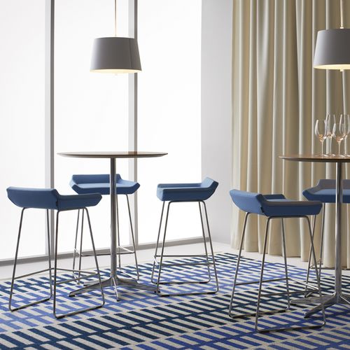 Tabouret de bar contemporain - HAPPY - Swedese Möbler - en cuir / avec piètement en acier chromé / tapissé