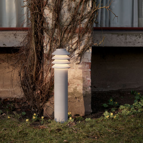 Borne d'éclairage de jardin - BYSTED - Louis Poulsen - contemporaine / en fonte d'aluminium / en aluminium extrudé