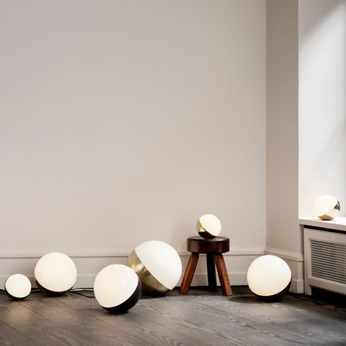 Lampe de sol - VL Studio - Louis Poulsen - en aluminium / en laiton / en verre opalescent