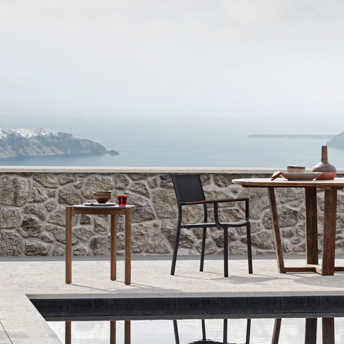 Table d'appoint contemporaine - LODGE - Atmosphera - en grès / avec piètement en teck / ronde