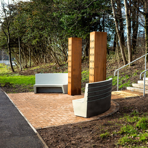 Banc public contemporain - CIRCO - Calzolari - en béton / en pierre reconstituée / avec dossier