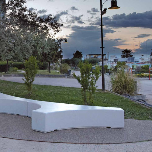 Banc public contemporain - FOLIA - Calzolari - en béton / en pin / en bois exotique
