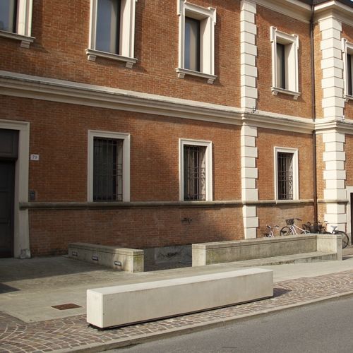Banc public contemporain - MEGA LITHOS - Calzolari - en béton / en bois exotique / avec dossier