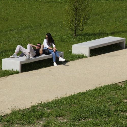 Banc public contemporain - ANDROMEDA LARGE - Calzolari - en béton / en pin / en bois exotique
