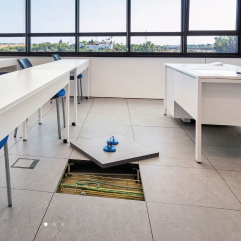 Sol en linoléum - 686 - ACCESS FLOOR POLYGROUP - d'intérieur / pour bureau / industriel