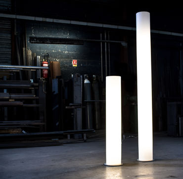 Lampe sur pied - TUBO - Stamp Edition - en métal / en polyéthylène / contemporaine