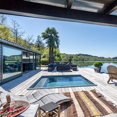 Piscine sur mesure - PETITE PISCINE VUE SUR LE LAC MOURISCOT - PISCINES CARRE BLEU - couverte / d'extérieur / enterrée