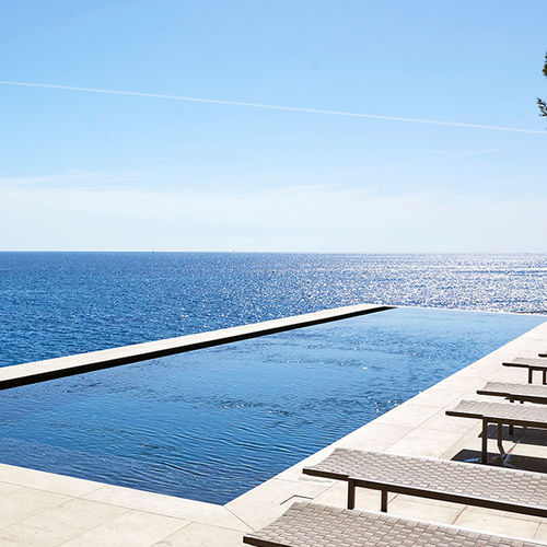 Piscine à débordement - ROCHES BLANCHES À CASSIS - PISCINES CARRE BLEU - couloir de nage / d'extérieur / pour hôtel
