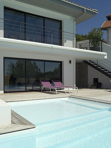 Piscine à débordement - ESCALIER PLAGE - PISCINES CARRE BLEU - d'extérieur / enterrée / en béton