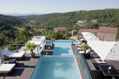 Piscine à débordement - CHALVÊCHES À FAUGÈRES - PISCINES CARRE BLEU - couloir de nage / sur mesure / d'extérieur