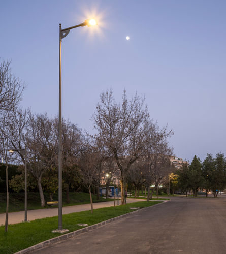 Lampadaire urbain - THEOS - PERFORMANCE IN LIGHTING - contemporain / en fonte d'aluminium / en polycarbonate