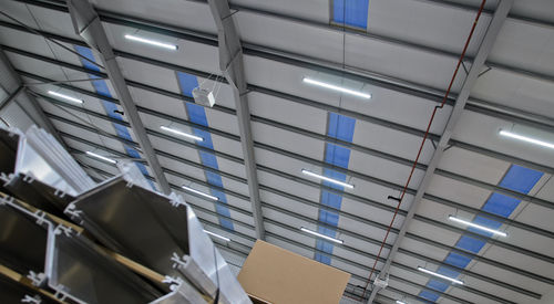 Luminaire suspendu - SOLOW - Thorlux Lighting / F.W. Thorpe PLC - à LED / linéaire / en aluminium extrudé