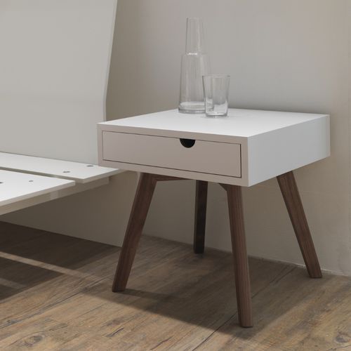 Table de chevet contemporaine - IO E TE - CASAMANIA HORM - en MDF laqué / avec piètement en noyer / carrée