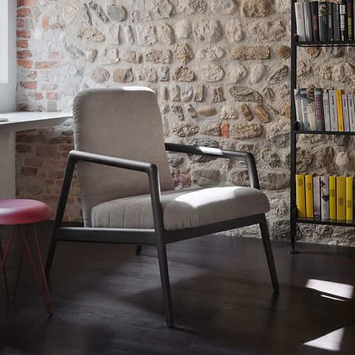 Fauteuil design - CARNABY - CASAMANIA HORM - en cuir / en tissu / en frêne