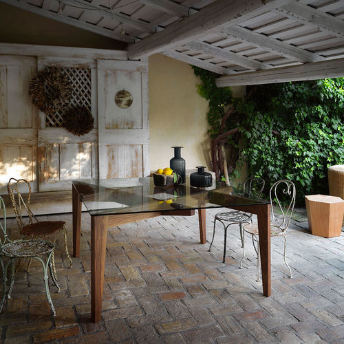 Table contemporaine - AUTOREGGENTE  - CASAMANIA HORM - en verre trempé / avec piètement en chêne / avec piètement en noyer