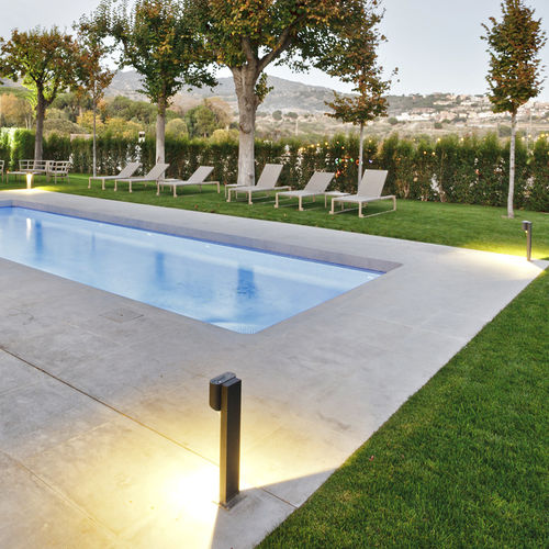 Borne d'éclairage urbaine - TORCH - Leds-C4 - contemporaine / en aluminium / en polycarbonate