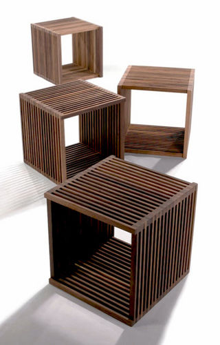 Table d'appoint contemporaine - LISTO - MAOLI - en bois / carrée / résidentielle