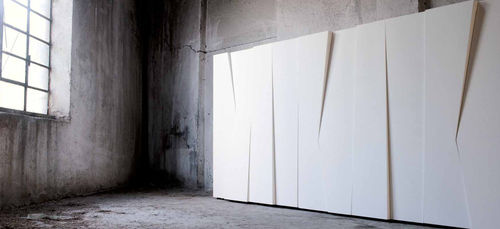 Armoire contemporaine - MAN & LADY - minottiitalia - en bois / en bois laqué / à portes battantes