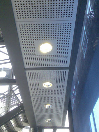Faux-plafond en aluminium - GRAEPEL ITALIANA - en dalles / grillagé